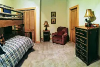 Cozy Creekside Cottage - RELAX by the Creek
