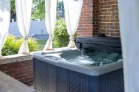 Historic 4 bedroom house with hot tub-great location