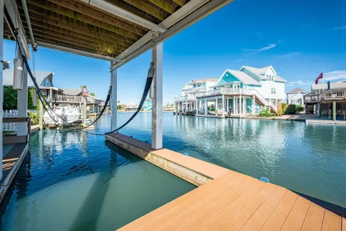 Agua Vista Waterfront Home 💥Hot Tub💥Sun Deck-Fish off Patio🎣Kayaks provided🛶