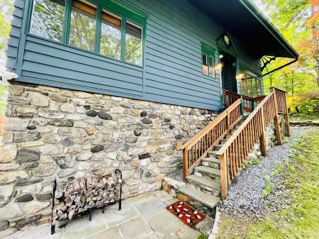 Candlewood Isle Cabin ~Dog-Friendly ~Lake Access~ Beach, Tennis, Basketball Отели в г. Нью Фэрфилд