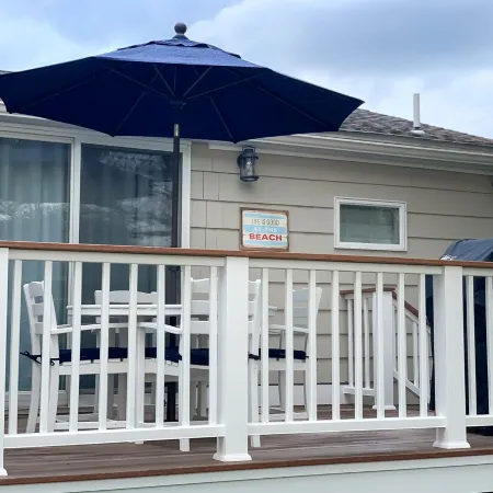 Cozy Summer Cottage Minutes from Narragansett Beaches Отели рядом с достопримечательностью «Маяк Пойнт-Джудит»