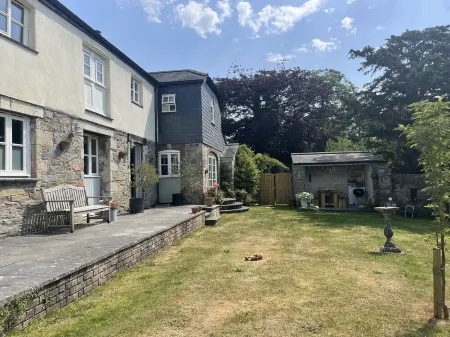 Pretty Converted Stable Block. Village Centre, close to Lost Gardens of Heligan