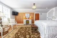 A 1 bedroom 1 futon1 bath upstairs of The HH & downstairs is separate  to rent. Hotels near Garden Center at The Home Depot