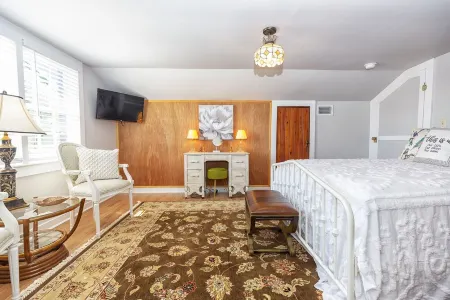 A 1 bedroom 1 futon1 bath upstairs of The HH & downstairs is separate  to rent.