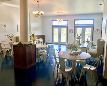 On the Lake & Wine Trail & a Perfect Getaway for16 + With an ADA Suite!