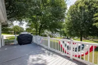 Spacious Lakehouse, Arcade Games, Huge Flat Yard, Premium Linens Included!