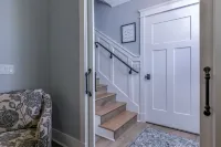 2 Min Walk to Downtown/King Bed /Golf Cart Rental/Pet Friendly!