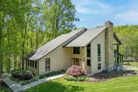 Beautiful creek side mountain home. 10 Min to Downtown!