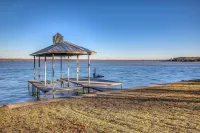 Million Dollar Lake house with Hot tub, King bed Fast Wi-Fi