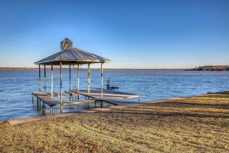 Million Dollar Lake house with Hot tub, King bed Fast Wi-Fi Отели в г. Роулетт