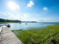 One Bedroom Hamptons Waterfront Cottage Hotels in Hampton Bays