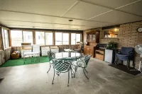 Spacious  Townhouse - 1 mile from Lambeau