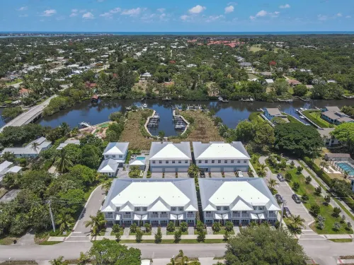 Tranquil Townhouse, Community Pool, Dock access, Waterfront Community! Hotel a Port Salerno