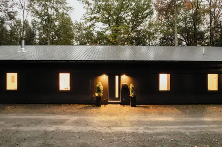 Modern Luxury 2-bedroom house in peaceful Haines Falls with AC, WiFi, Large TVs