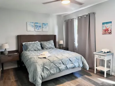 Salty Shell Villa 5 star rated minutes to Warm Mineral Springs and area beaches!