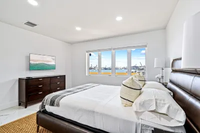 Luxury condo with stunning intracoastal water views, near downtown West Palm Bch