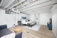 1 Mile from Downtown l Pet Friendly l Hot Tub