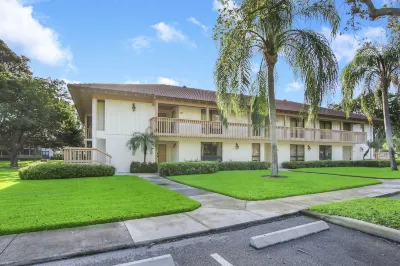 Serene Renovated PGA National Golf Villa - Spa, Pool, Beach. Family friendly! Hotel in zona Karen T. Marcus Sandhill Crane Access Park