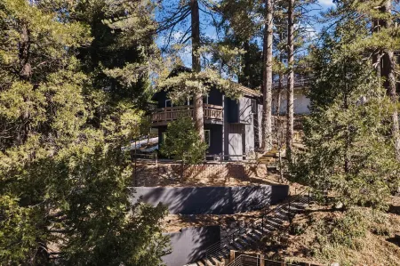 Modern Designer Cabin +EV Charger & Arcade - 3mi to Lakes Arrowhead & Gregory