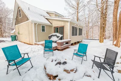 🍂Best Big lot🍂.PRiv. hot tub,king suite, g.room, fire p.Pool t. Hotels near Community Pool and playground