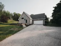 Modern Retreat near Traverse City - 홈스테이