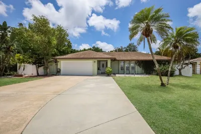 3 Bed 2 Bath Tropical Relaxation with Private Pool & Game Room, Local Beaches Hotels near Publix Super Market at Bradenton Commons