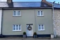 Bijou Cottage in centre of Dartmoor village
