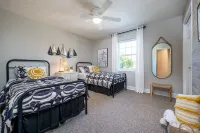 Walk to Nights of Lights- Lovely 2 Bedroom-1 Bath Excellent location.