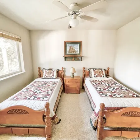 Hibernation Station Peaceful Cabin Retreat - Fireplace, Hiking, Blue Lake Spring