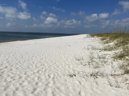 Dasoto Landing, A gated community with 3 min walk to pool, tennis court & beach. Отели в г. Дофин-Айленд