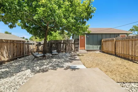 Funky Austin Getaway: 2-bedroom minutes away from Q2, Domain, & more. Отели рядом с достопримечательностью «Microelectronics Research Center Department of Electrical and Computer Engineering»