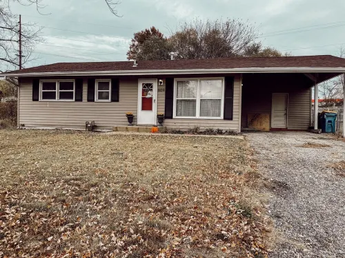 Cozy cottage with fire pit in safe area with easy access to Kansas City! Hotels in Liberty