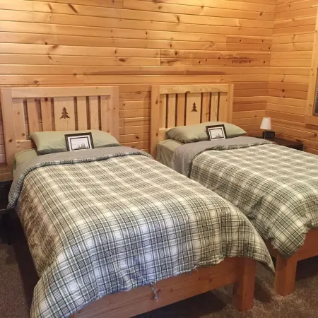 Northern Comfort Overlooking Caribou Lake- Spacious and Secluded