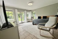 Apartment with a view of the garden. 5 minutes to the lake and the S-Bahn