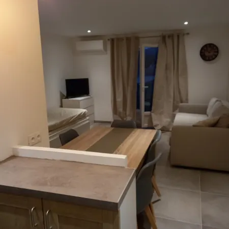 Cosy studio 2mn walk from the beaches small sea view