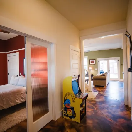5Br - South Main's Iconic Green Craftsman Retreat - Steps to River & Parks