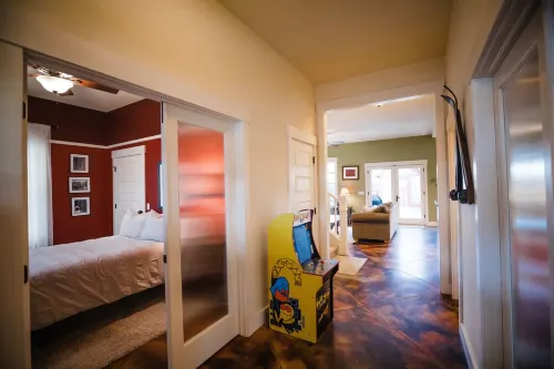 5bd Craftsman Gathering House. Best location in South Main! Steps from park!