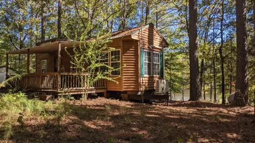 Lakefront Cabin in the Forest Hotels in Hardeman County
