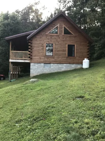 Private 2 bedroom Cabin with Large Covered Deck