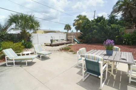 Steps from the Beach - Unlimited, Well Mannered, Pet Friendly! Отели в г. Ормонд-Бай-Те-Си