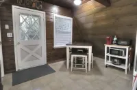 Cozy cabin - hot tub! 1 Mile from down town Helen