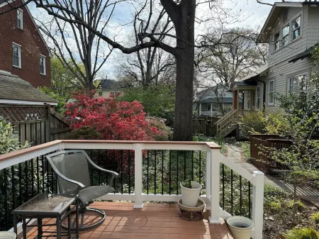 Lovely backyard cottage with easy access to metro, shops, dining!