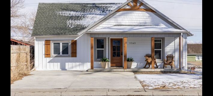 Lovely DOWNTOWN CODY: Salsbury Corner Cottage Hotels in Cody