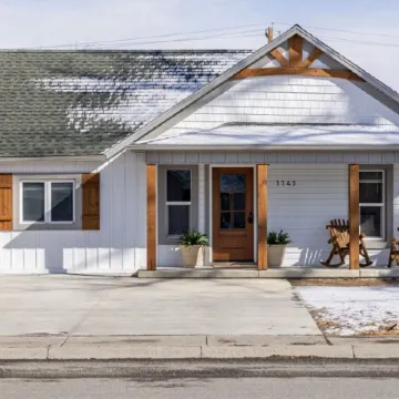 Lovely DOWNTOWN CODY: Salsbury Corner Cottage