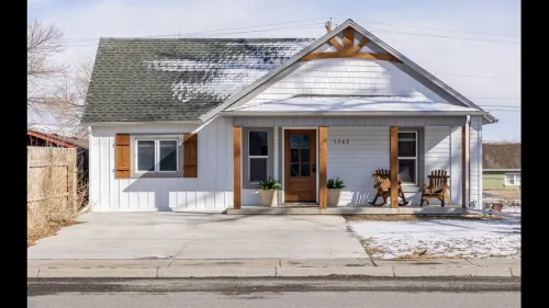 Lovely DOWNTOWN CODY: Salsbury Corner Cottage
