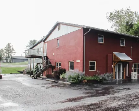 Roomy Apt. Downtown Floyd; Golden Maple Homestays Hotels in Floyd