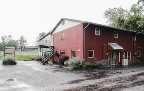 Roomy Apt. Downtown Floyd; Golden Maple Homestays