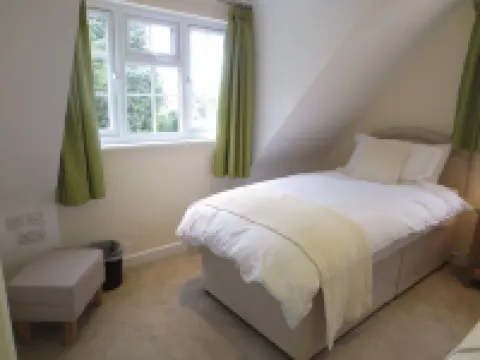 Oxford Apartments 2 - Modern, beautiful Apartment fully furnished with parking のホテル