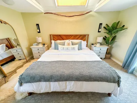 Cozy Lakefront Cottage w/ Kayaks, Firepit, Views & Firepit! Отели в г. Cortland County