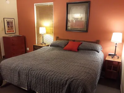 Seventh Mountain. King bed, 2 Full Baths, one walk-in shower,full kit; Sleep 5.